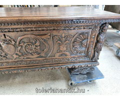 Nagyméretű faragott régi láda