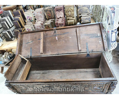 Nagyméretű faragott régi láda