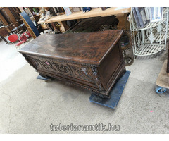 Nagyméretű faragott régi láda