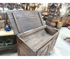 Régi barokk ládás szekrény