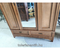 Szecessziós polcos akasztós tükrös szekrény