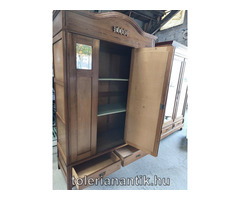 Szecessziós polcos akasztós tükrös szekrény