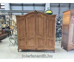 Neobarokk négyajtós polcos akasztós szekrény