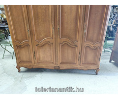 Neobarokk négyajtós polcos akasztós szekrény