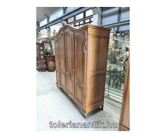 Neobarokk négyajtós polcos akasztós szekrény