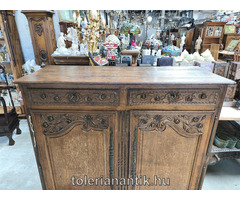 Faragott kétajtós polcos tölgyfa szekrény két fiókkal