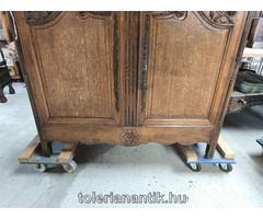 Faragott kétajtós polcos tölgyfa szekrény két fiókkal