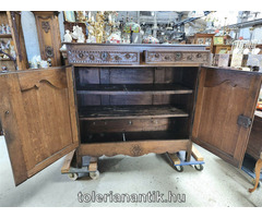 Faragott kétajtós polcos tölgyfa szekrény két fiókkal