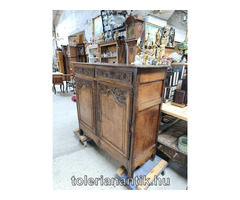 Faragott kétajtós polcos tölgyfa szekrény két fiókkal