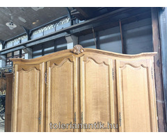 Neobarokk négyajtós akasztós polcos szekrény