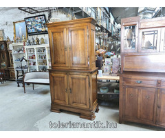 Négyajtós polcos szekrény