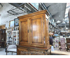 Négyajtós polcos szekrény