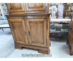 Négyajtós polcos szekrény