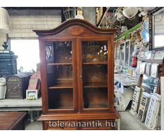 Vitrines polcos szekrény két fiókkal