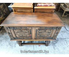 Faragott kétajtós polcos szekrény