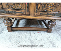 Faragott kétajtós polcos szekrény