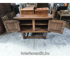 Faragott kétajtós polcos szekrény