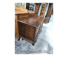 Faragott kétajtós polcos szekrény