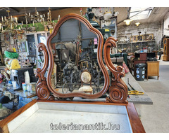 Tükrös márványlapos komód