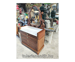 Tükrös márványlapos komód