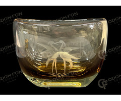 Ovális alakú váza darupár ábrázolással