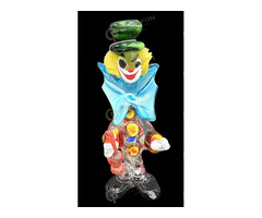 Zöld sapkás, álló bohóc figura – kisplasztika