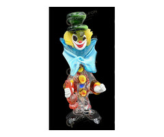Zöld sapkás, álló bohóc figura – kisplasztika