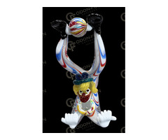 Kék sapkás, kézen álló bohóc figura – kisplasztika