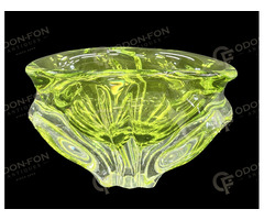 Színtelen–uránsárga üveg kínáló