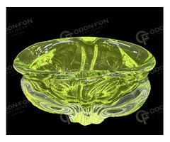 Színtelen–uránsárga üveg kínáló