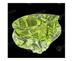 Színtelen–uránsárga üveg kínáló