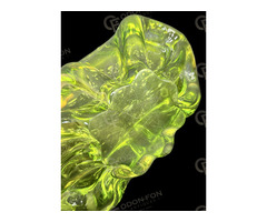 Színtelen–uránsárga üveg kínáló