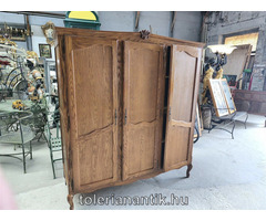 Neobarokk háromajtós polcos akasztós szekrény