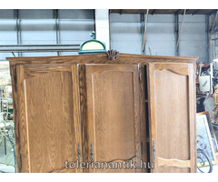 Neobarokk háromajtós polcos akasztós szekrény