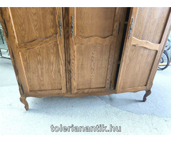 Neobarokk háromajtós polcos akasztós szekrény