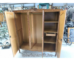 Neobarokk háromajtós polcos akasztós szekrény