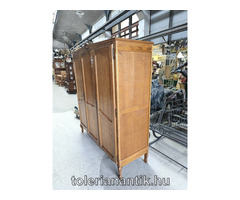 Neobarokk háromajtós polcos akasztós szekrény