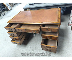 Nyolcfiókos térbe rakható íróasztal