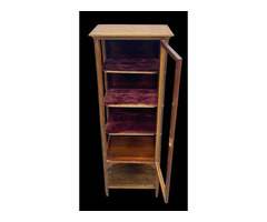 Réz sarokszegélyes keskeny vitrin