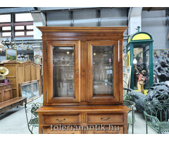 Üvegpolcos vitrines szekrény