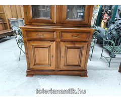 Üvegpolcos vitrines szekrény