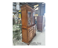 Üvegpolcos vitrines szekrény