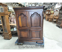 Négyajtós polcos szekrény