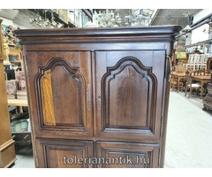 Négyajtós polcos szekrény