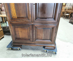 Négyajtós polcos szekrény