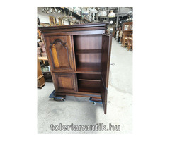 Négyajtós polcos szekrény