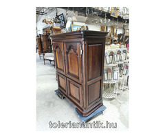 Négyajtós polcos szekrény