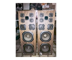 Nagy teljesítményű sok hangszórós épített hangfal pár, Omega logóval