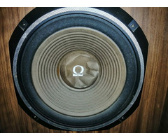 Nagy teljesítményű sok hangszórós épített hangfal pár, Omega logóval