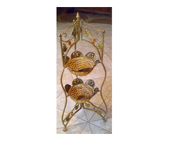 Kovácsoltvas kétszintes virágtartó sajtolt fém, és fonott elemekkel